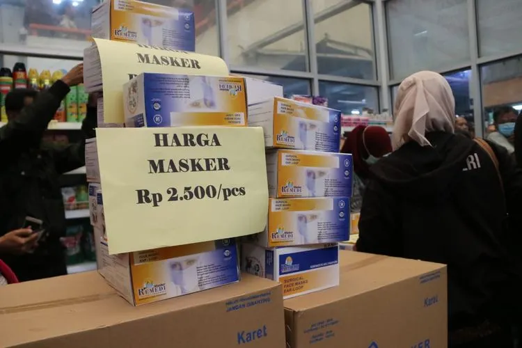 Penjualan masker di Pasar Pramuka, Jakarta Timur. (Foto Humas Pemprov DKI)