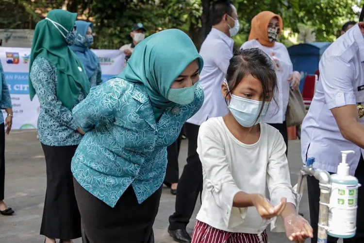 Ketua PKK Kota Bogor Yane Ardian menjelaskan cara cuci tangan yang benar. (Ayobogor.com/Husnul Khatimah)
