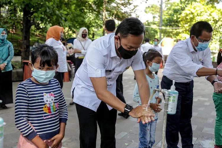 Wali Kota Bogor Bima Arya tengah mencuci tangan. (Ayobogor.com/Husnul Khatimah)