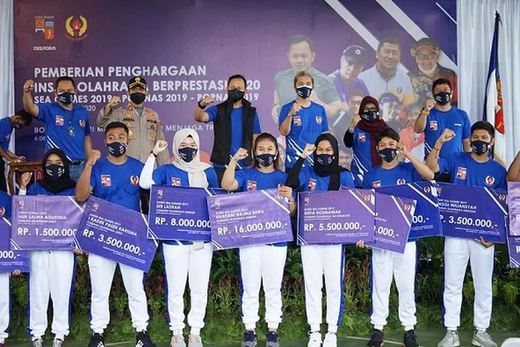 Kepala Dinas Pemuda dan Olahraga (Dispora) Kota Bogor, Herry Karnadi, menunaikan janji untuk mengganjar para atlet berprestasi di Kota Bogor dengan bonus/ dok