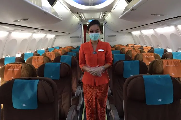 Pramugari Garuda Indonesia akan menyambut penumpang dengan menerapkan protokol kesehatan yakni menggunakan sarung tangan, masker, dan menjagak jarak. (Ayojakarta.com/Husnul Khatimah)