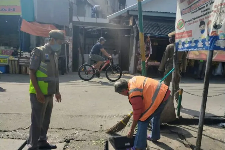 Abai Protokol Kesehatan, Puluhan Orang Dihukum Bersihkan Pasar Warakas (dok. utara.jakarta.go.id)