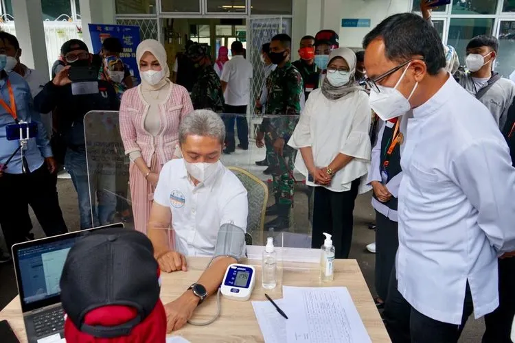 Wakil Wali Kota Bogor Dedie A. Rachim Disunti Vaksin (dok. Humas Pemkot Bogor)