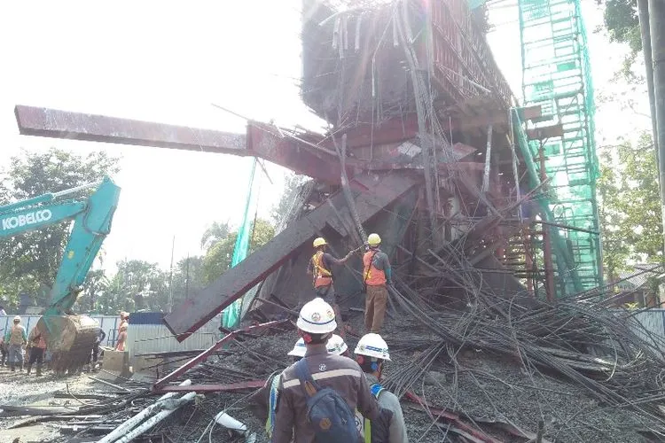 Tiang penyannga tol BORR seksi lll A ambruk. (ayobogor.com)