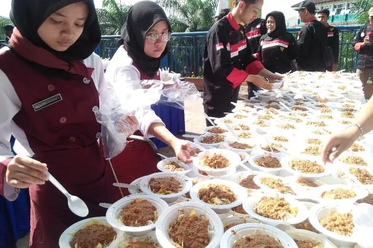 Warga Bogor Serbu Ribuan Tauge Goreng Gratis di Mall BTM. (ayobogor.com/Husnul Khatimah)