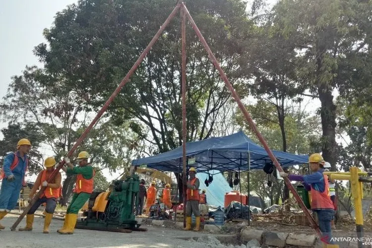 Kontraktor ITF (Intermediate Treatment Facility) Sunter melakukan pengetesan tanah di lahan ITF Sunter, Jakarta Utara, Kamis (1/8/2019). (Antara/Livia Kristianti)