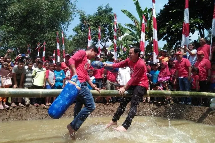 Bima Arya lomba gebuk bantal bersama warga