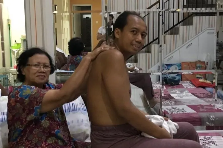 Sutopo Purwo Nugroho bersama sang ibu. (Instagram)