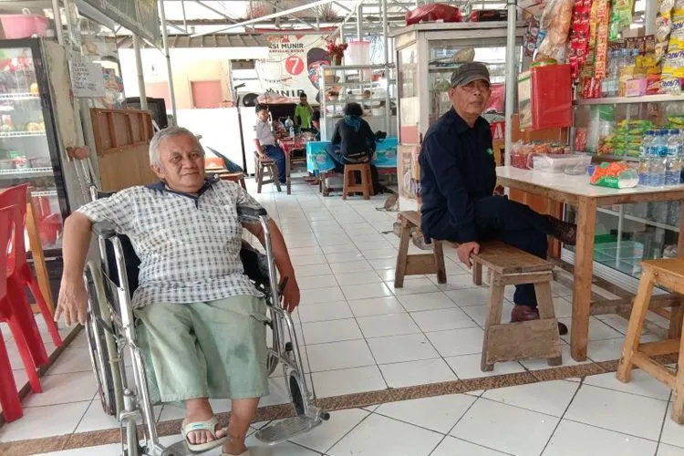 Marlon Nainggolan di sela aktivitas santainya di Pasar Lokbin Cililitan, Jakarta Timur, Rabu (10/7/2019). (ANTARA/Sugiharto Purnama)