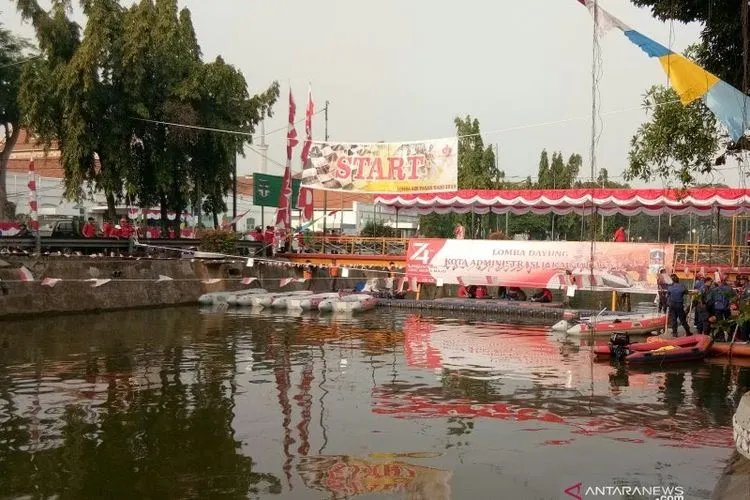 Pemkot Jakarta Pusat mengadakan lomba dayung memeriahkan HUT Ke-74 RI di Kali Pasar Baru, Jakarta, Jumat (16/8/2019). (ANTARA News/Dewa Wiguna)