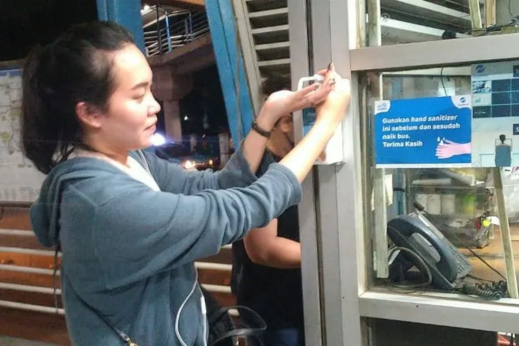 PT Transportasi Jakarta (Transjakarta) menyediakan  hand sanitizer untuk pelanggan di 80 halte. dok