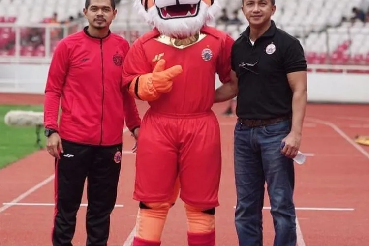 Pembina tim Persija Jakarta, Marsekal Pertama (Marsma) TNI Ardhi Tjahjoko (kanan)/  (Instagram)