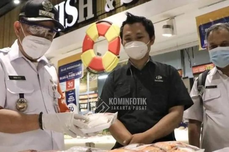 Plh Wali Kota Administrasi Jakarta Pusat, Irwandi, yang sedang melakukan kunjungan di pusat perbelanjaan jelang Nataru / pusat.jakarta.go.id