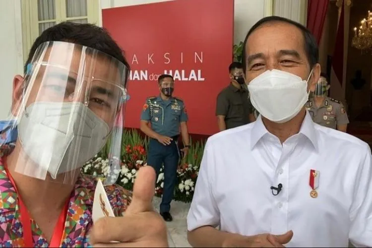 Raffi Ahmad berpose dengan Presiden Jokowi usai mendapat vaksin Covid-19 / IG @raffinagita1717