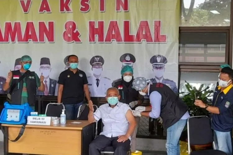 Wali Kota Bekasi Rahmat Effendi menjadi orang pertama yang mendapat vaksin Covid-19 di Kota Bekasi/Humas Pemkot Bekasi