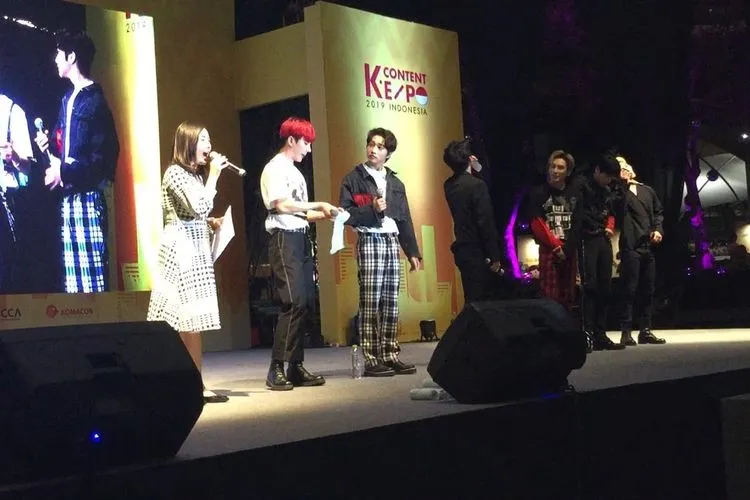 IN2IT yang tampil casual kembali berinteraksi dengan para fansnya yang hadir di Tribeca Park, Mall Central Park, Jakarta Barat, Sabtu (5/10/2019)/Ayojakarta.com