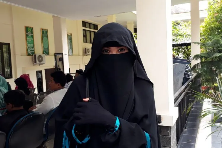 Istri Caisar YKS, Indadari Mindrayanti, dijumpai usai sidang putusan cerainya di Pengadilan Agama Depok, Jawa Barat, Selasa (16/1/2018).(Kompas.com/Andi Muttya Keteng)