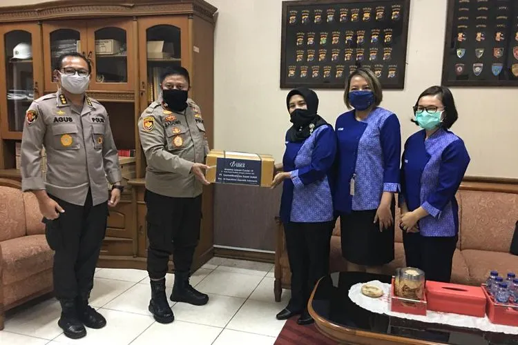 Serah terima bantuan hand sanitizer dari Inez Kosmetik kepada Mabes Polri