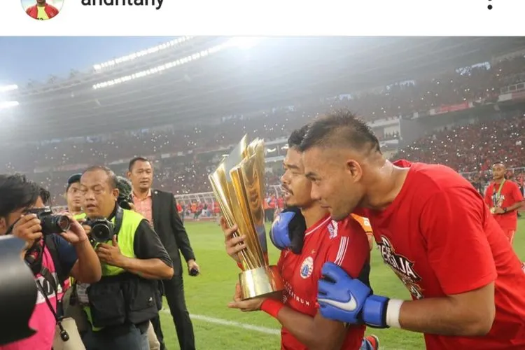 Momen Andritany bersama Bepe saat mengangkat piala (dok Instagram @andritany)