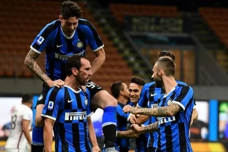 Para pemain Inter Milan merayakan gol Diego Godin ke gawang Torino dalam laga lanjutan Serie A pekan ke-32 di Stadion Guiseppe Meazza, Selasa (14/7/2020) dini hari WIB. (Foto: AFP/Miguel Medina)
