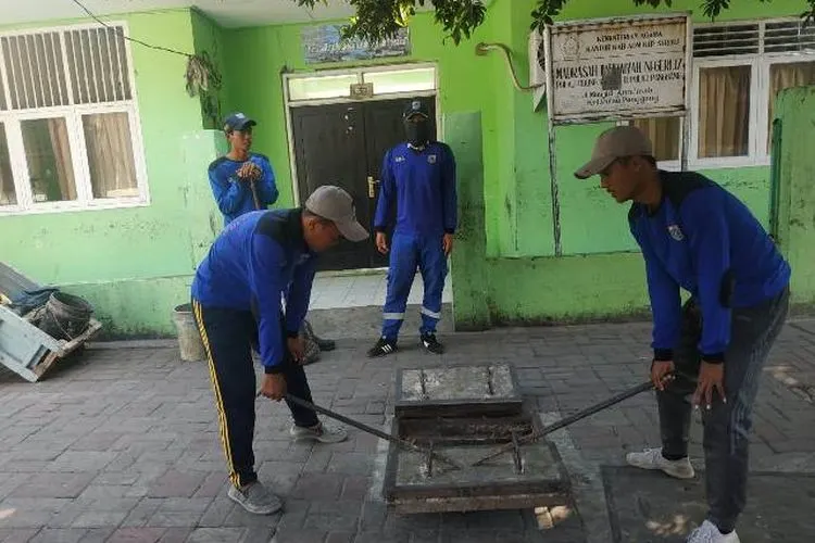 Petugas Sudin SDA mengecek stasiun IPAL di Pulau Pramuka/pulauseribu.jakarta.go.id