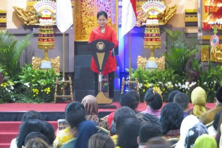 Ibu Negara Iriana Joko Widodo membuka acara bazaar amal ke-52 yang diselenggarakan Women's International Club (WIC) di Balai Sidang Jakarta (JCC), Rabu (11/12/2019)/Antaranews
