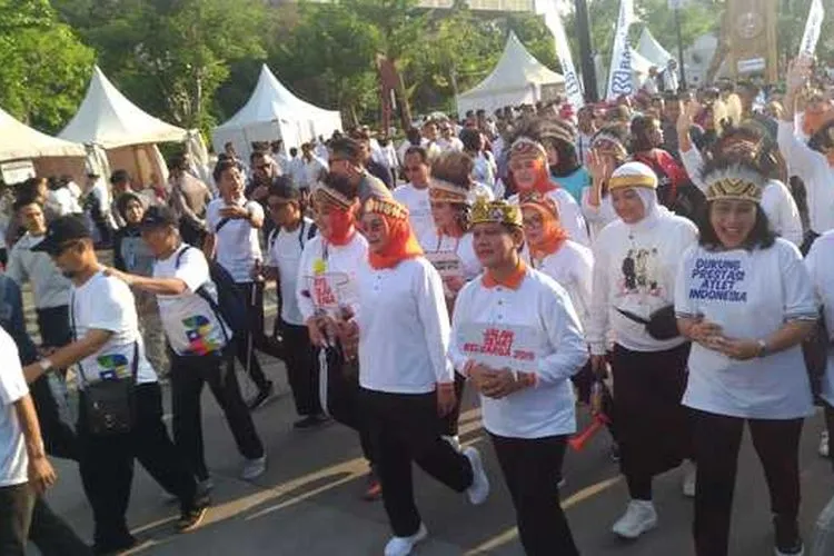Iriana Joko Widodo ikut jalan sehat dalam rangka peringatan Hari Ibu di GBK, Jakarta, Minggu (8/12/2019)/Beritasatu