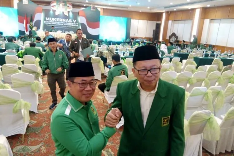 Sekjen PPP Muktamar Jakarta Sudarto dan Sekjen PPP Muktamar Pondok Gede Arsul Sani menghadiri Mukernas V PPP di Hotel Sahid Jaya, Jakarta (Republika/Nawir Arsyad Akbar)