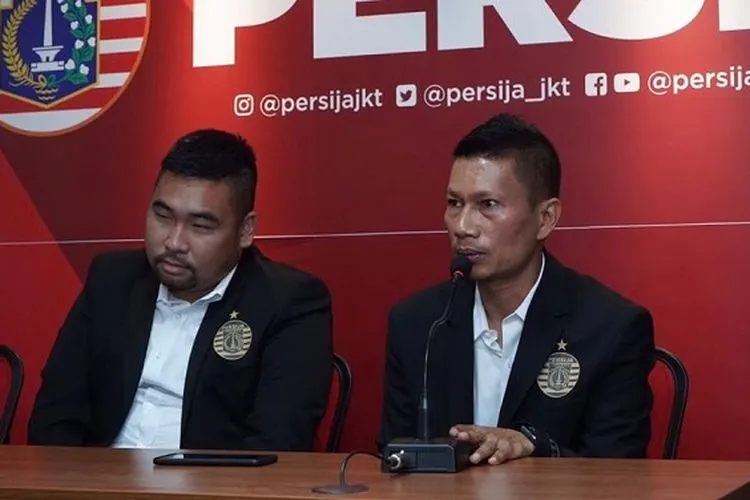 Pemain senior Persija Jakarta, Ismed Sofyan (kanan). (Persija.id)