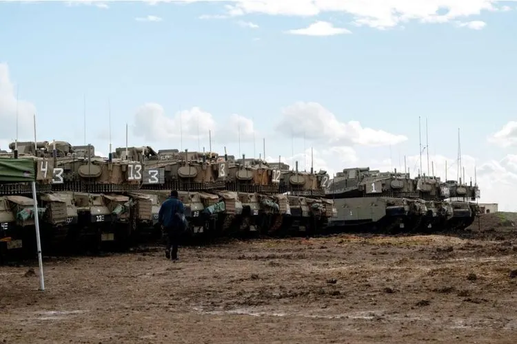 Seorang tentara Israel berjalan mendekati barisan tank Isreal yang menduduki Dataran Tinggi Golan (Reuters)