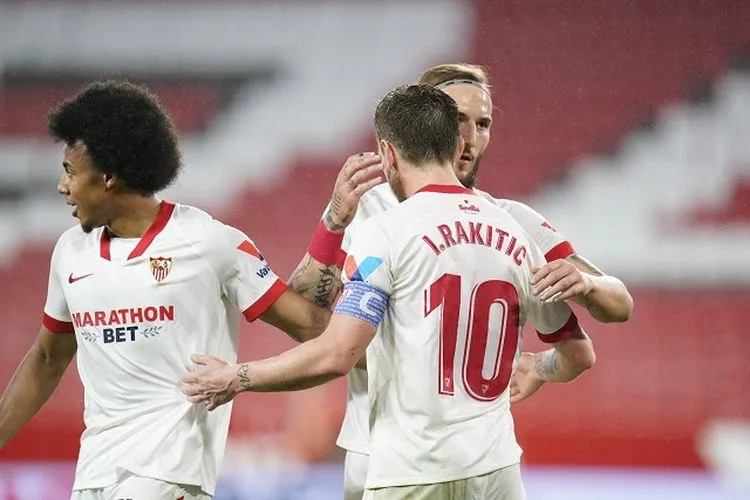 Kapten Sevilla, Ivan Rakitic mendapatkan sambutan hangat dari rekan setim usai mencetak gol ke gawang mantan klubnya, Barcelona di leg pertama semifinal Copa del Rey. (Twitter Sevilla)