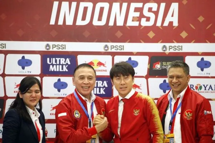 Ketua Umum PSSI Mochamad Iriawan (kedua kiri) berjabat tangan dengan Pelatih Timnas Indonesia senior yang baru Shin Tae-Yong (kedua kanan) saat perkenalan di Stadion Pakansari, Cibinong, Bogor, Jawa Barat, Sabtu (28/12). (Antara Foto/Yulius Satria Wijaya)