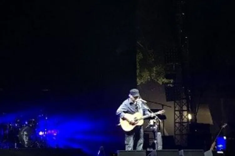 Iwan Fals tampil di Synchronize Fest 2019 yang dihelat di Gambir Expo Kemayoran, Jakarta Pusat pada Sabtu (5/10/2019)/Suara.com-Revi Cofans Rantung)