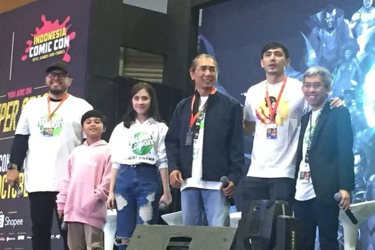 Dari kiri: Joko Anwar, Muzaki (pemeran Sanchaka Kecil), Zara JKT48, Fajar Sungging, Abimana Aryasatya, dan Aristo Kristanto dalam Shopee Indonesia Comic Con 2019/Ayojakarta.com