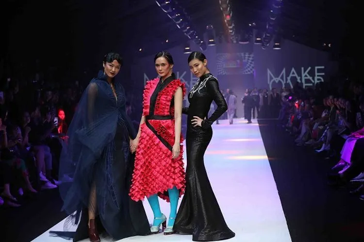 Fashion Show Colors Uncensored  di Fashion Tent, Jakarta Fashion Week 2020, Kamis (24/10/2019)/Make Over