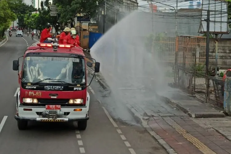 Penyemprotan cairan disinfektan di jalan dan halte wilayah Jakarta Pusat (Berita Jakarta/TP Moan Simanjuntak)