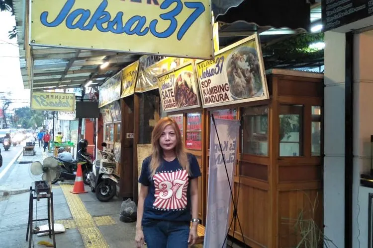 Marliana atau yang biasa disapa Tante Bule, di depan Jaksa 37 yang berlokasi di Jalan Jaksa, Jakarta Pusat/Ayojakarta.com
