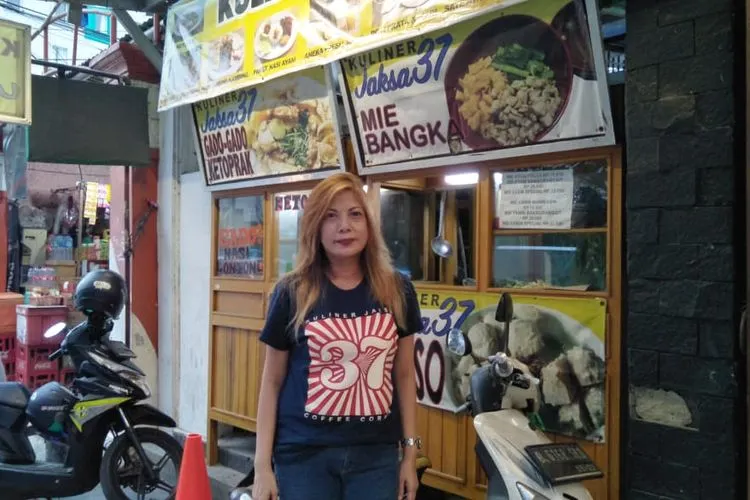 Marliana atau yang biasa disapa Tante Bule, di depan Jaksa 37 yang berlokasi di Jalan Jaksa, Jakarta Pusat/Ayojakarta.com