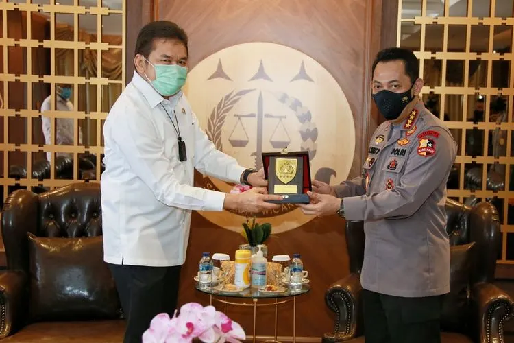 Kapolri Jenderal Listyo Sigit (kanan) bertemu dengan Jaksa Agung ST Burhanuddin di Kantor Kejaksaan Agung pada Rabu (3/2/2021). (dok Humas Polri)