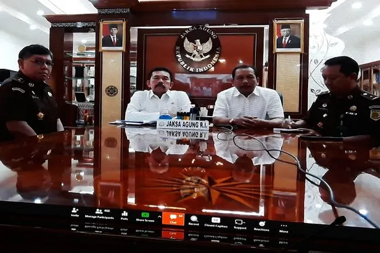 Jaksa Agung Burhanuddin bersama Jambin Bambang Sugeng Rukmono saat video conference dengan jajarannya terkait penanggulangan virus corona