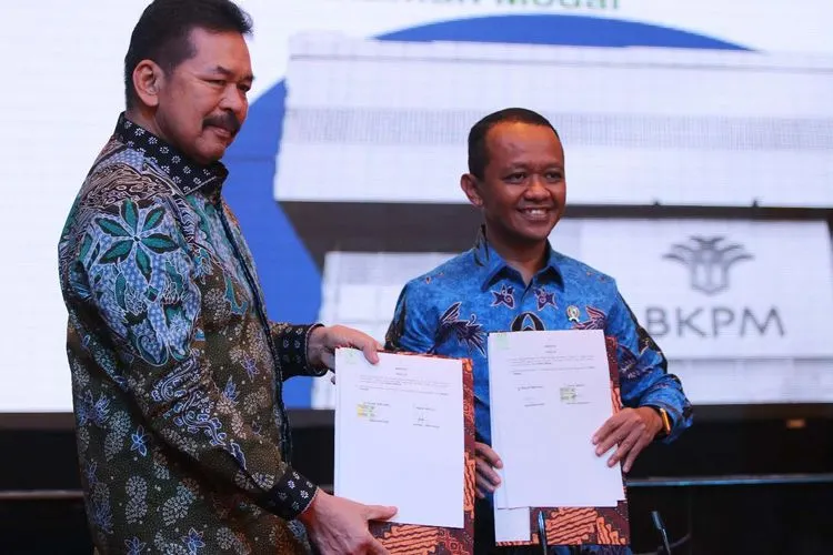 Jaksa Agung ST Burhanuddin bersama Kepala Badan Koordinasi Penanaman Modal Bahlil Lahadalia usai penandatangan MoU di Kejaksaan Agung, Jakarta Selatan, Kamis (20/12/2019)
