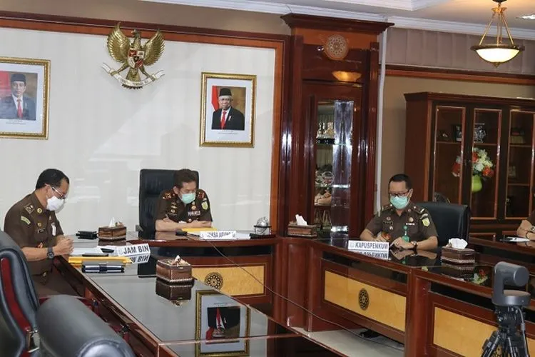 Jaksa Agung ST Burhanuddin saat menggelar pengarahan penanganan COVID-19 bersama para petinggi Kejaksaan Agung ke seluruh Kepala Kejaksaan Tinggi (Kajati) dan Kepala Kejaksaan Negeri (Kajari) di Indonesia melalui video conference.
