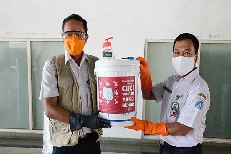 Penyerahan bantuan perlengkapan cuci tangan oleh Pemkot Jaksel. (Dok Pemkot Jaksel)