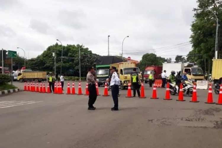 Penutupan Jalan Daan Mogot, penghubung Tangeran dan Jakarta (Antara)