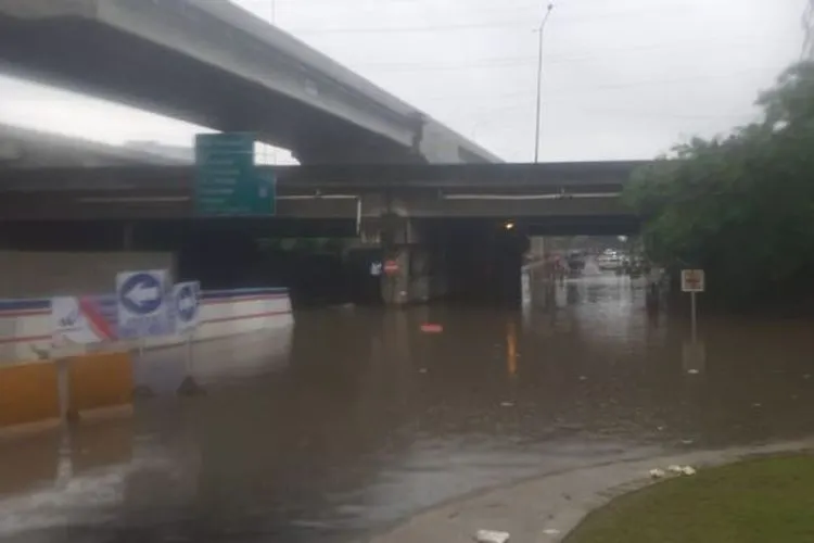Jalan Raya KH Noer Alie, Kalimalang, Kota Bekasi di kolong Tol JORR terendam banjir. [Istimewa]