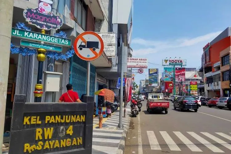 Jalan ramai di Kota Cirebon