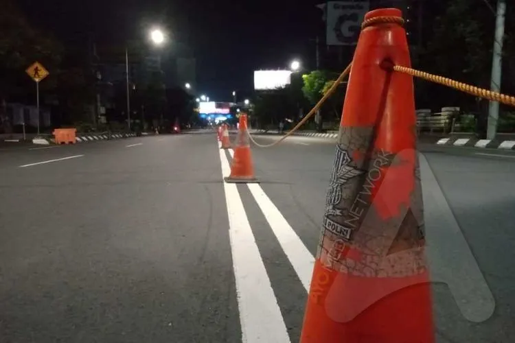 Jalan Pandanaran Kota Semarang setelah ditutup untuk pembatasan mobilitas warga Semarang. (Ayojakarta.com/Budi Cahyono)
