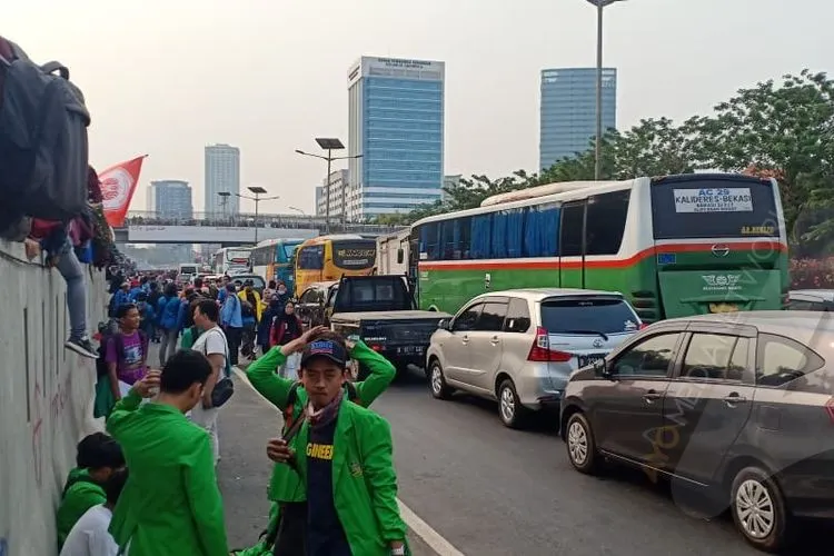 Kondisi Jalan Tol Dalam Kota sebelum diblokade mahasiswa/Ayojakarta.com