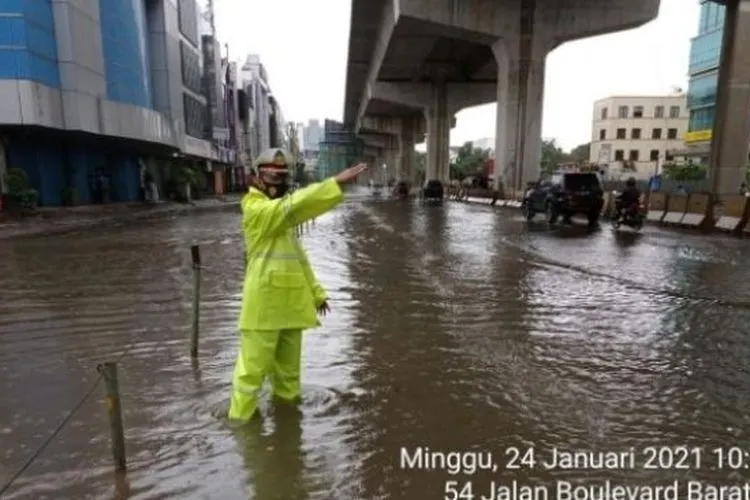 Jalanan di kawasan Kelapa Gading, Jakarta Utara banjir, Minggu (24/1/2021). (@TMCPoldaMetro