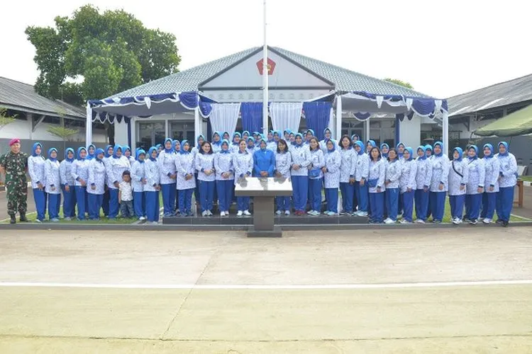 Ketua Cabang-2 Gabungan Jalasenastri Korps Marinir (Lanmar Jakarta), Siti Marsono, memimpin Pertemuan rutin Jalasenastri Cabang-2 Gabungan Korps Marinir di Kesatrian Cilincing, Jakarta Utara, Kamis (21/11/2019). (Dok. Dispen Kormar)